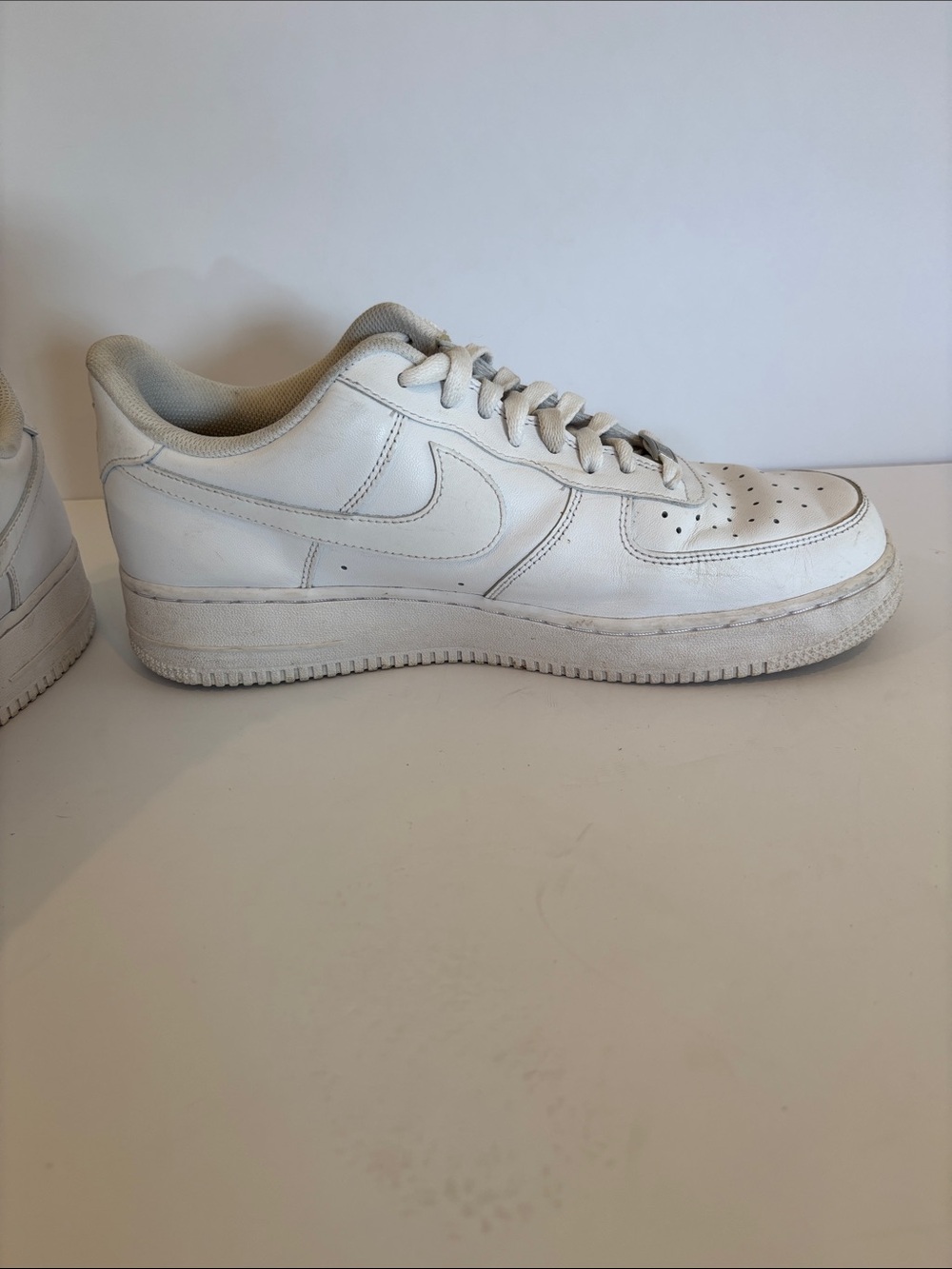 Nike Men’s White Leather Low-Top Sneakers - Picture 5 of 9